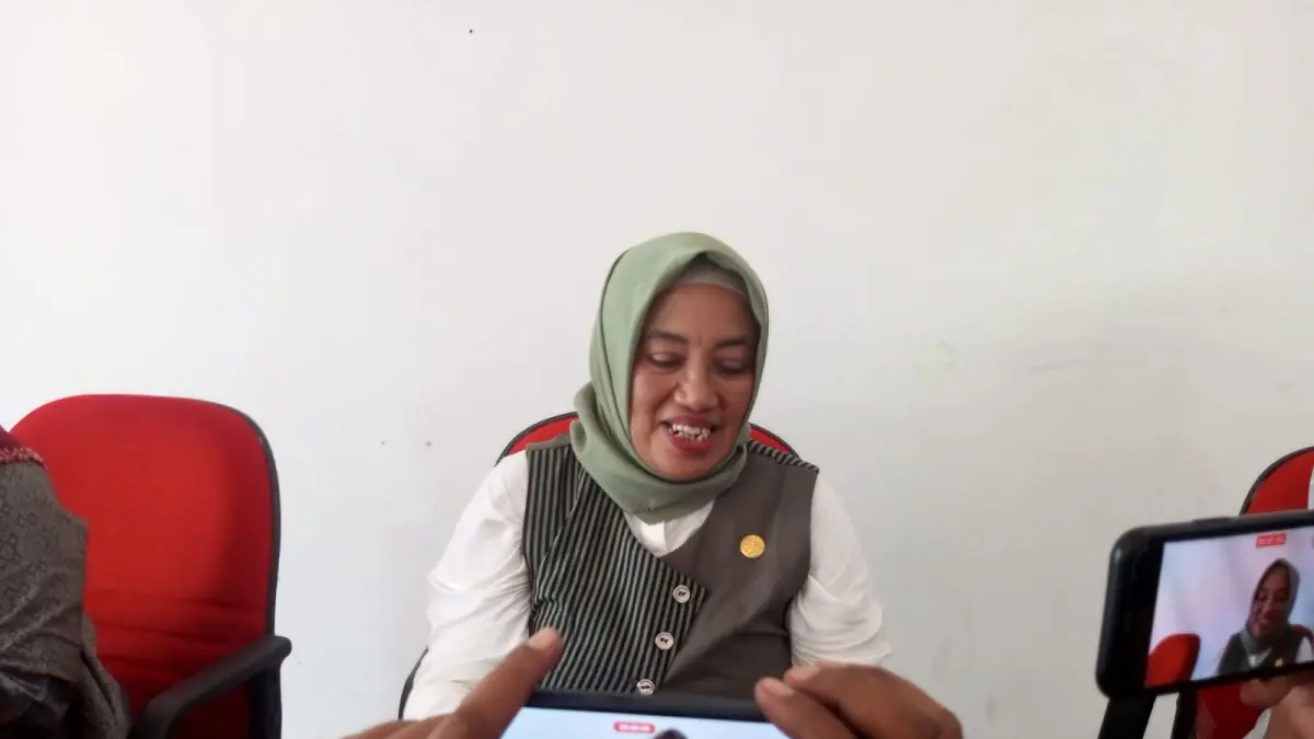 Ketua DPRD Gunungkidul Endang Sri Sumiyartini sedang memberikan keterangan kepada wartawan saat ditemui di rumah dinasnya - Yusuf Bastiar/Radar Jogja