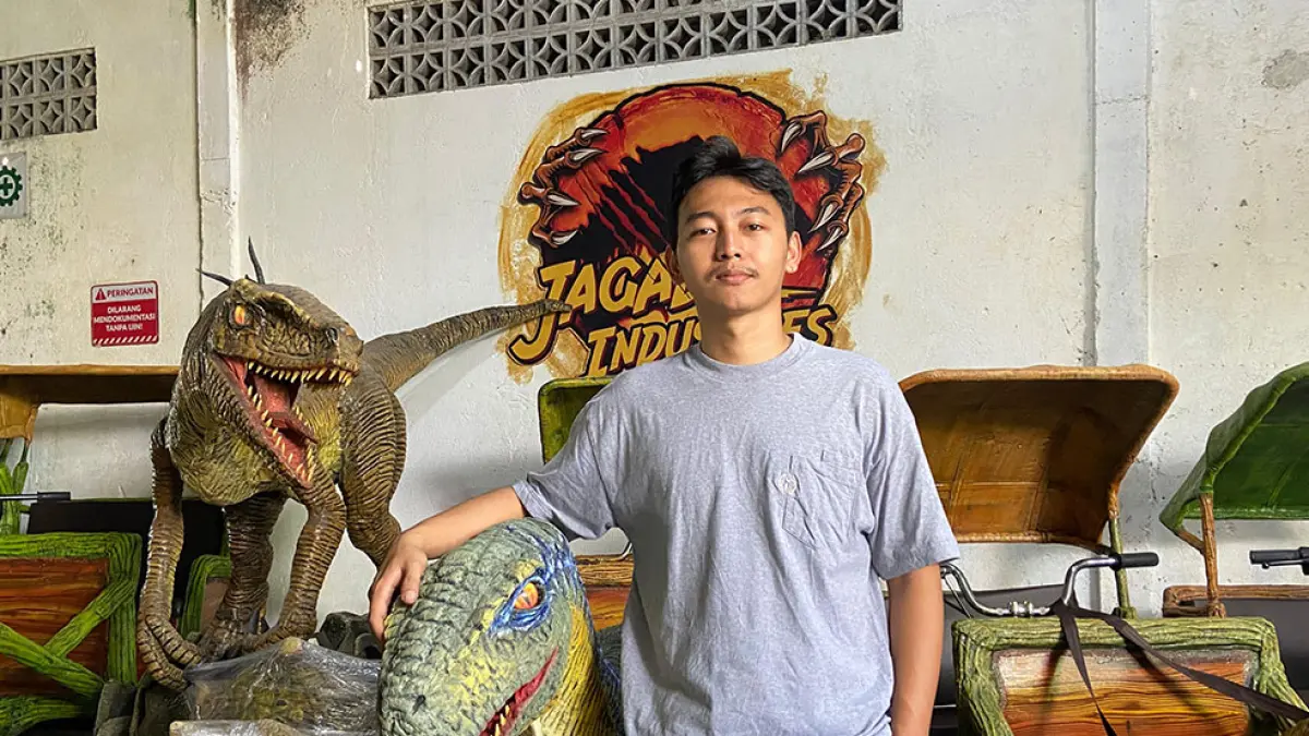 KREATIF: Iqbal Firmansyah dengan animatronik yang dibuatnya di Jajad Studio, Ngoto, Bangunharjo, Sewon, Kamis Kamis (21/5).    Cintia Yuliani/Radar Jogja

