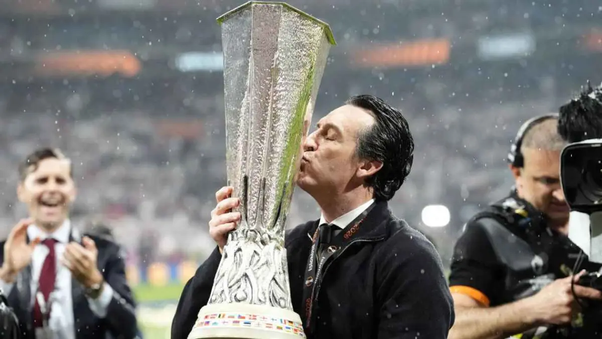 Manajer Aston Villa, Unai Emery cium trofi Europa League setelah kemenangan tim final melawan Freiburg. (Nick Potts/PA Images via Getty Images)