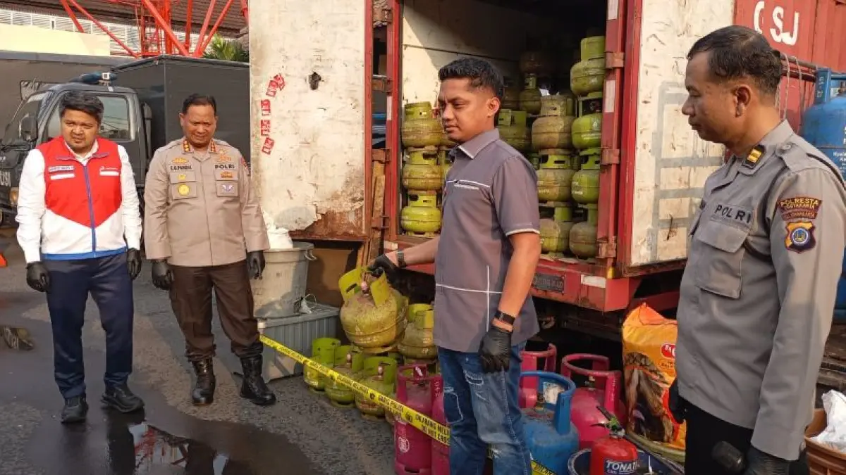 OPLOS : Jajaran Polresta Jogja saat menunjukkan barang bukti pengoplosan LPG yang dilakukan di sebuah rumah kontrakan di Kelurahan Warungboto, Umbulharjo, Kota Jogja pada Rabu (20/5/2026). (IWAN NURWANTO/RADAR JOGJA)