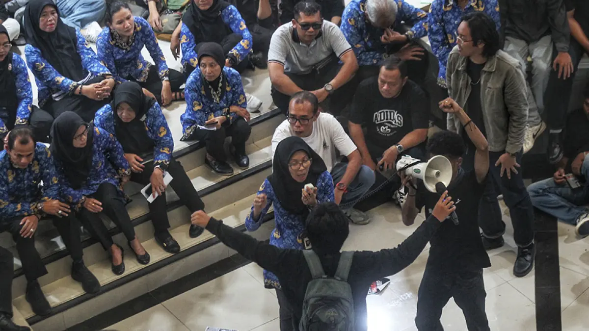 ORASI: Para mahasiswa UPNVY dan sejumlah dosen saat aksi demontrasi terkait dugaan kasus kekerasan seksual di lingkungan kampus, di Gedung Rektorat UPNVY (20/5). Guntur Aga Tirtana/Radar Jogja
