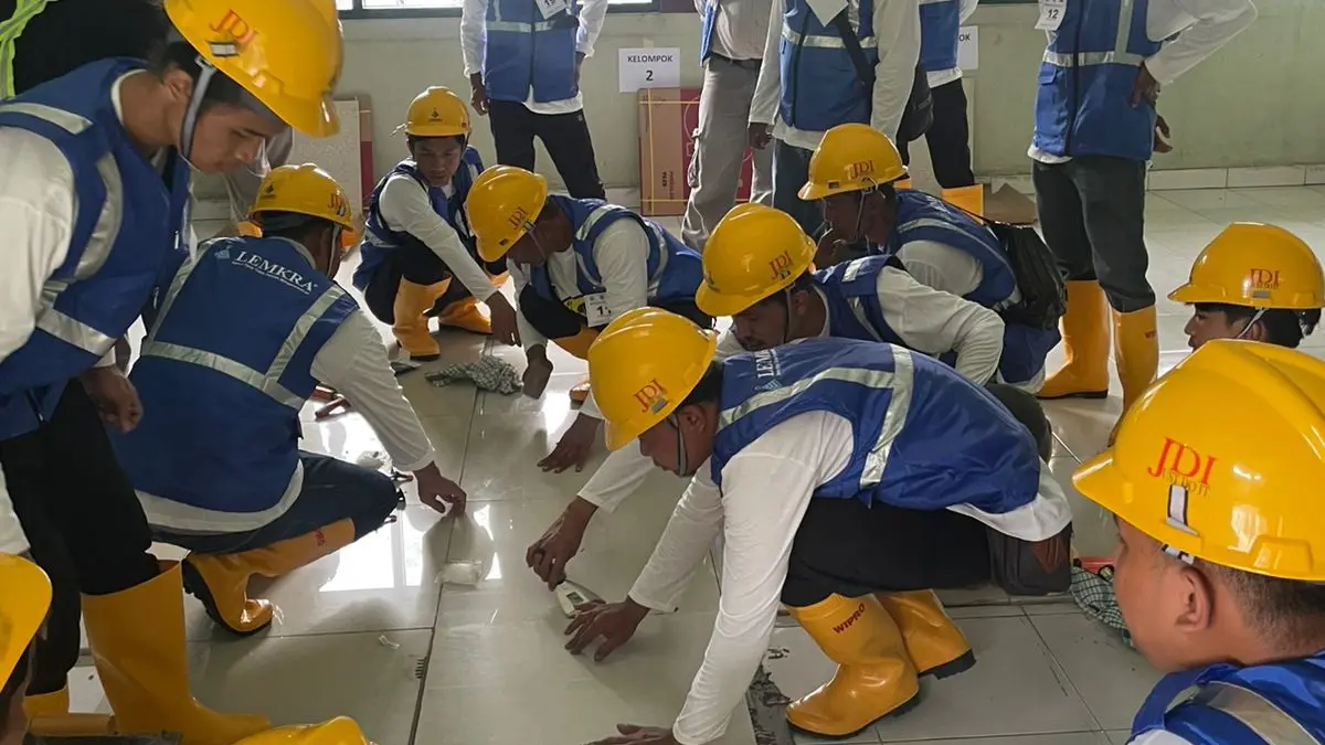 Para pekerja konstruksi mengikuti pelatihan sekaligus praktik yang digagas oleh DPUPR Kabupaten Magelang serta CSR.