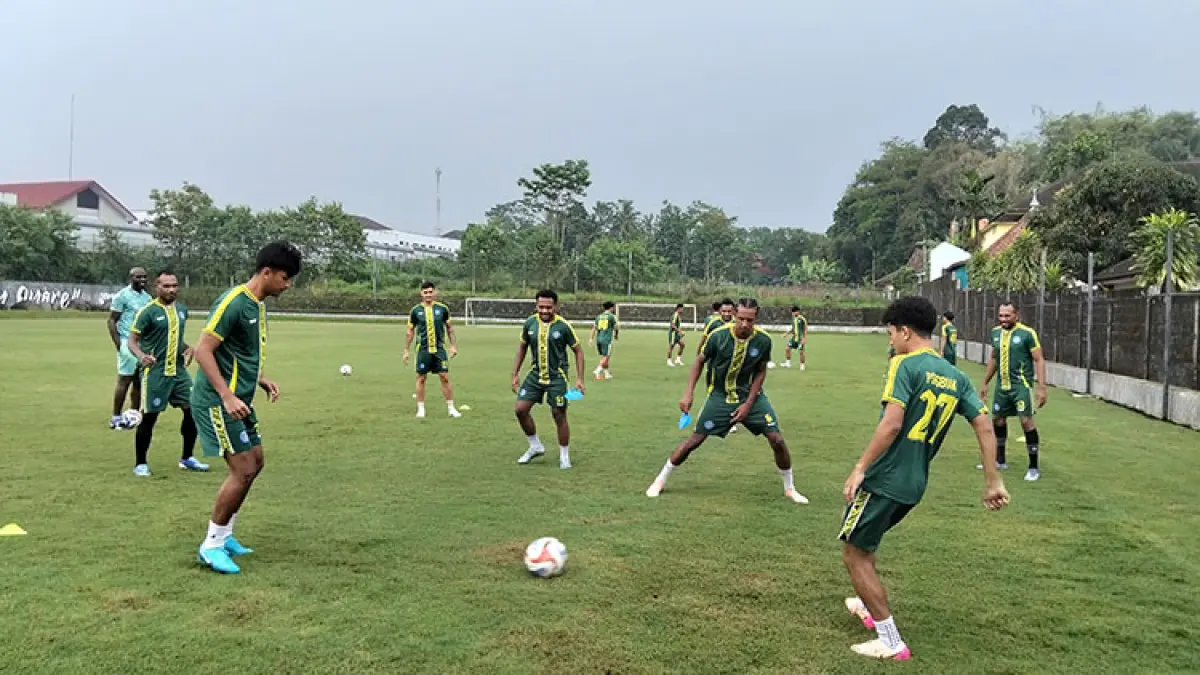 Para pemain PSBS Biak saat latihan rutin di Lapangan Pakembinangun, Sleman. (Rizky Wahyu/Radar Jogja)