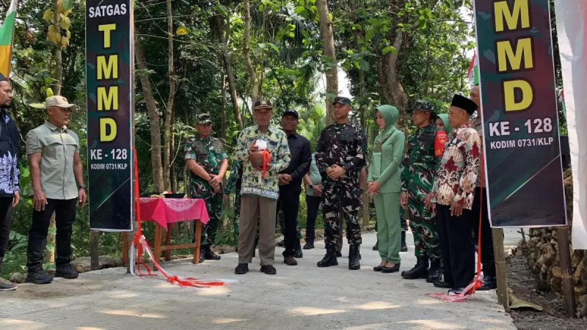 PERESMIAN: Danrem meninjau jalan hasil TMMD di Padukuhan Kwarakan, Kalurahan Sidorejo, Kapanewon Lendah. (ANOM BAGASKORO/RADAR JOGJA)