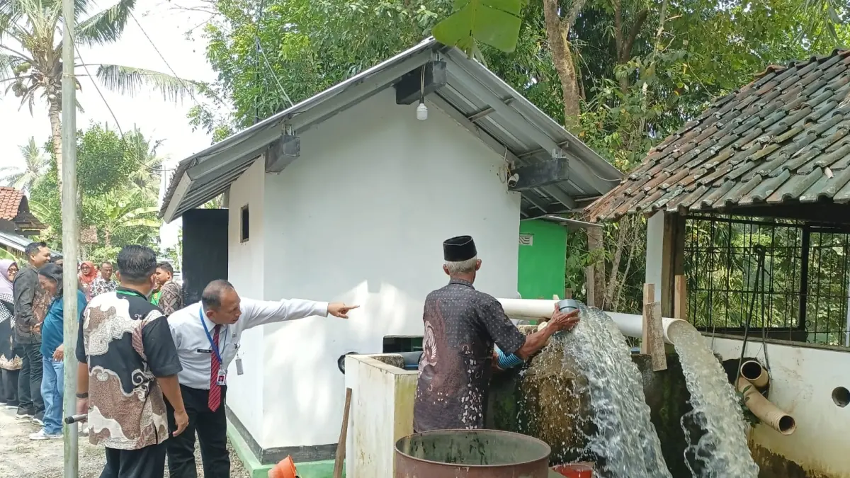 Petani Desa Krandegan, Kecamatan Bayan menunjukkan hasil pemanfaatan pompa air berbasis tenaga surya untuk mengairi lahan pertanian. (M Hafied/Radar Jogja)