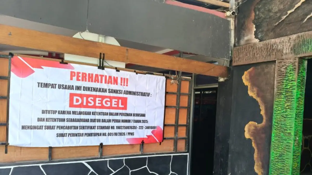 SEGEL: Personel Satpol PP menutup pintu tempat karaoke dengan spanduk. (Dokumentasi Satpol PP Kulon Progo)