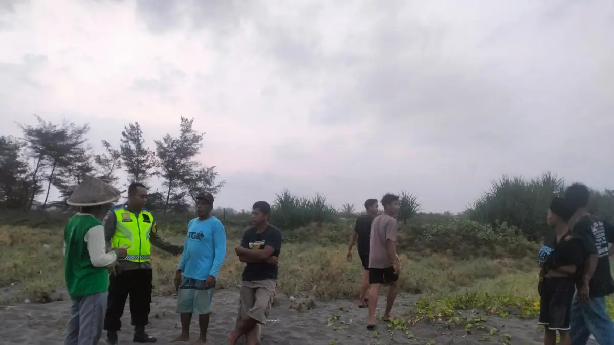 Tim SAR gabungan bersama warga berupaya mencari seorang pelajar MTs yang dilaporkan hilang setelah terseret ombak Pantai Entak, Desa Entak, Kecamatan Ambal. (Dokumentasi Polres Kebumen)