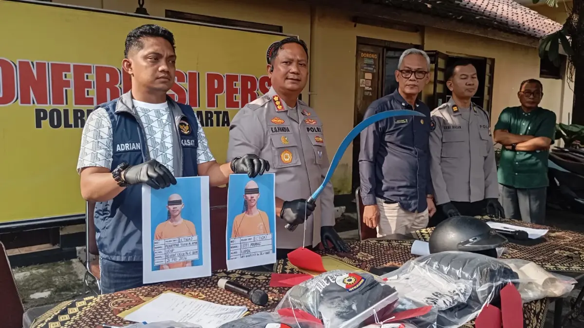Jajaran Polresta Jogja saat menunjukkan barang bukti foto pelaku dan barang bukti pembacokan pelajar di Kawasan Kotabaru, Jumat (22/5/2026). (iwan nurwanto/Radar Jogja)&nbsp;