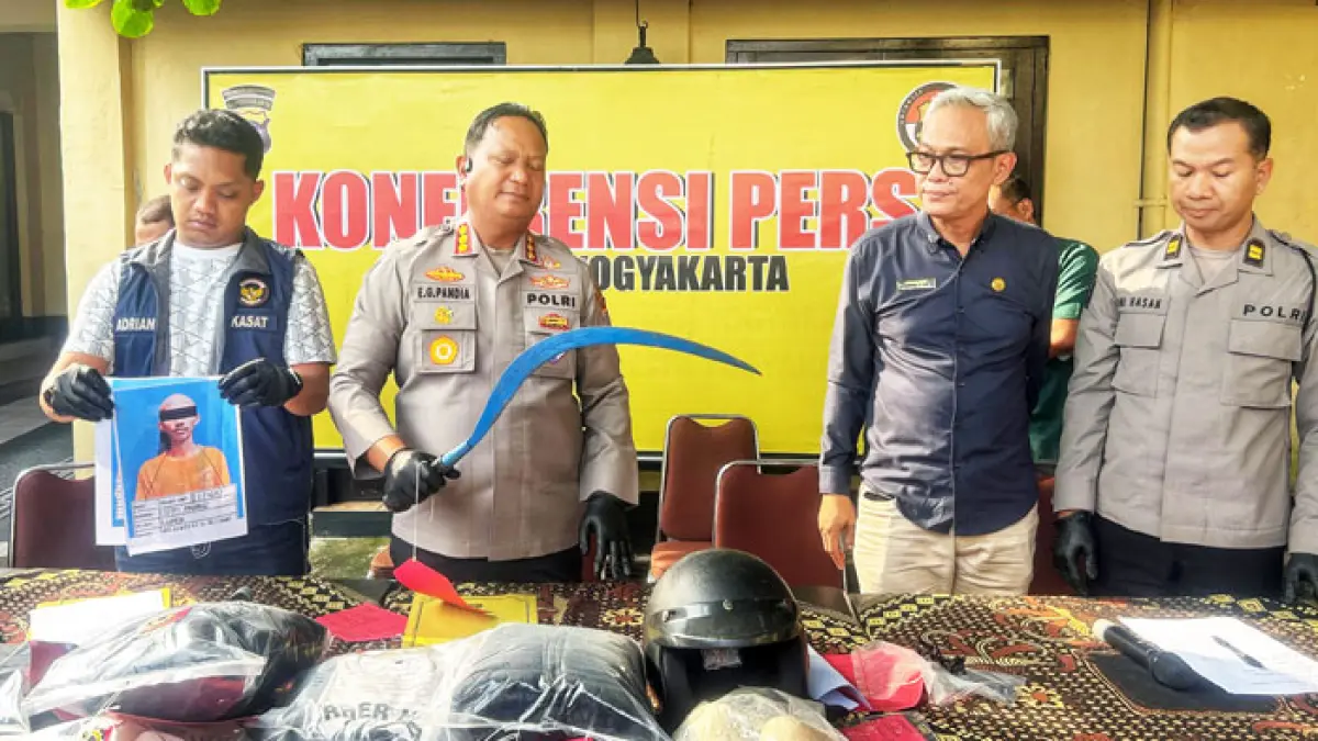 Kapolresta Jogja Kombes Pol Eva Guna Pandia didampingi Kasatreskrim Kompol Riski Adrian, menunjukkan barang bukti kasus pembacokan pelajar di kawasan Kotabaru, di Mapolresta Jogja, Jumat (22/5/2026). (Guntur Aga Tirtana/Radar Jogja)