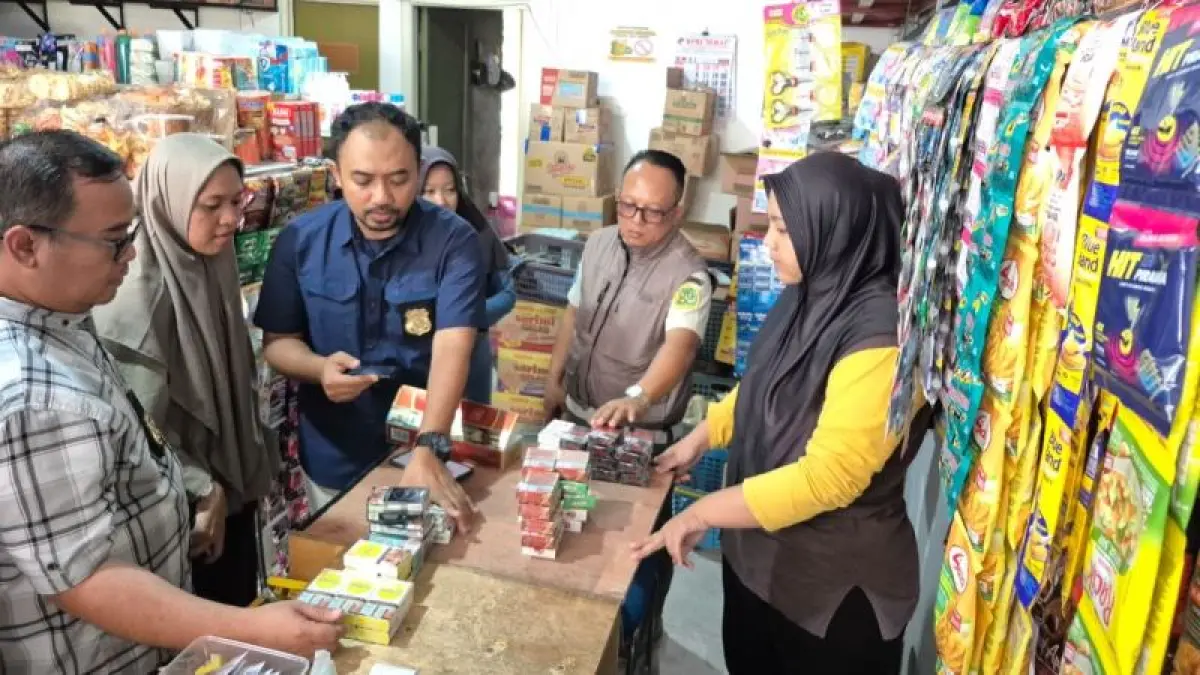 Kepala Bidang Penegakan Peraturan Daerah Satpol PP Gunungkidul Sumarno saat sedang melakukan razia peredaran rokok ilegal di Gunungkidul. (Dokumentasi Satpol PP Gunungkidul)