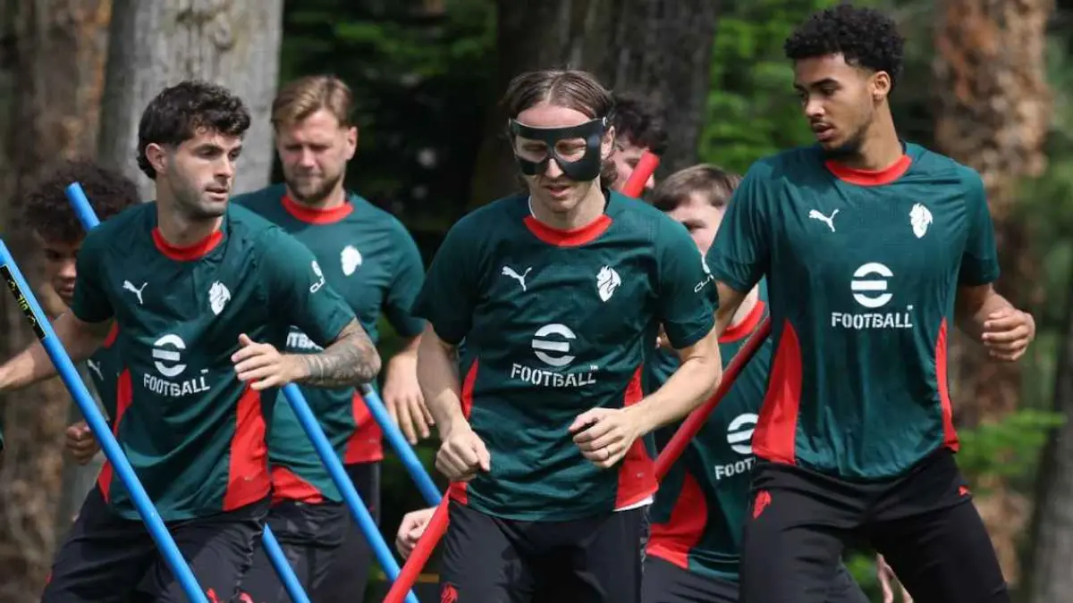 Luka Modric kenakan topeng saat kembali berlatih bersama AC Milan setelah alami patah tulang pipi. (ACMilan)