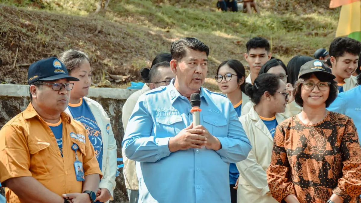 Bupati Kulon Progo Agung Setyawan (tengah) saat menghadiri program pengabdian masyarakat yang dilaksanakan oleh Lembaga Penelitian dan Pengabdian pada Masyarakat (LPPM) Universitas Atma Jaya Yogyakarta (UAJY)  di Padukuhan Sumbersari, Kalurahan Banjarasri, Kapanewon Kalibawang, Kabupaten Kulon Progo. (Humas UAJY)