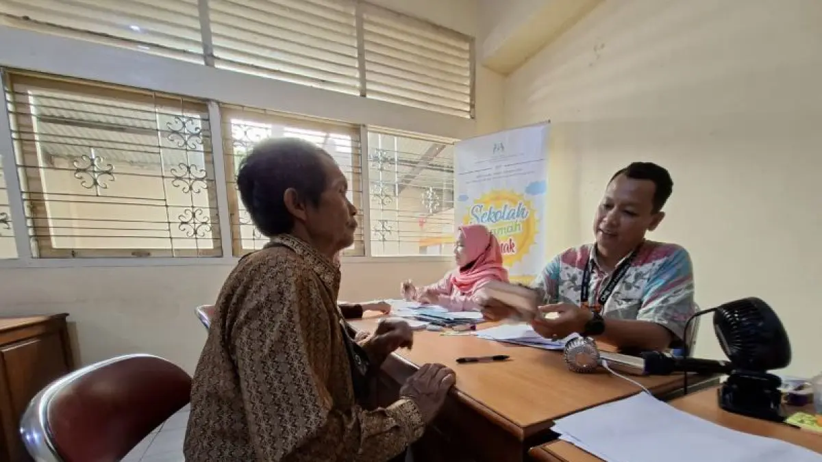 MANDIRI: Bupati Kulon Progo meninjau TPS3R di Kalurahan Kulwaru, Kapanewon Wates. (ANOM BAGASKORO/RADAR JOGJA)