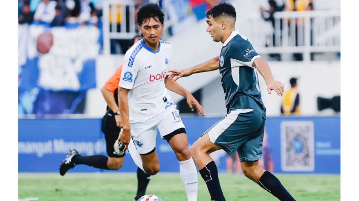 NOL POIN: Pemain PSIM Jogja Ezequiel Vidal (kiri) saat berduel dengan para pemain Arema FC di Stadion Kanjuruhan Malang, Jumat (22/5) sore. (Dok. PSIM Jogja)