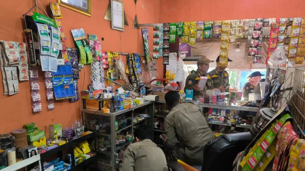 OPERASI: Petugas Satpol PP Bantul sedang menyita rokok ilegal dari warung milik warga.&nbsp;(Dokumentasi Satpol PP Bantul)