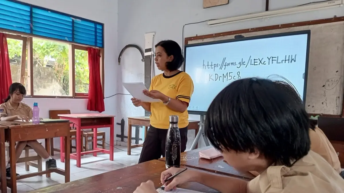 PEMBIASAAN: Kepala SD Bopkri Wonosari II Istining Purworetno sedang memberikan materi pembelajaran Bahasa Inggris kepala siswa Kelas VI. Yusuf Bastiar/Radar Jogja
