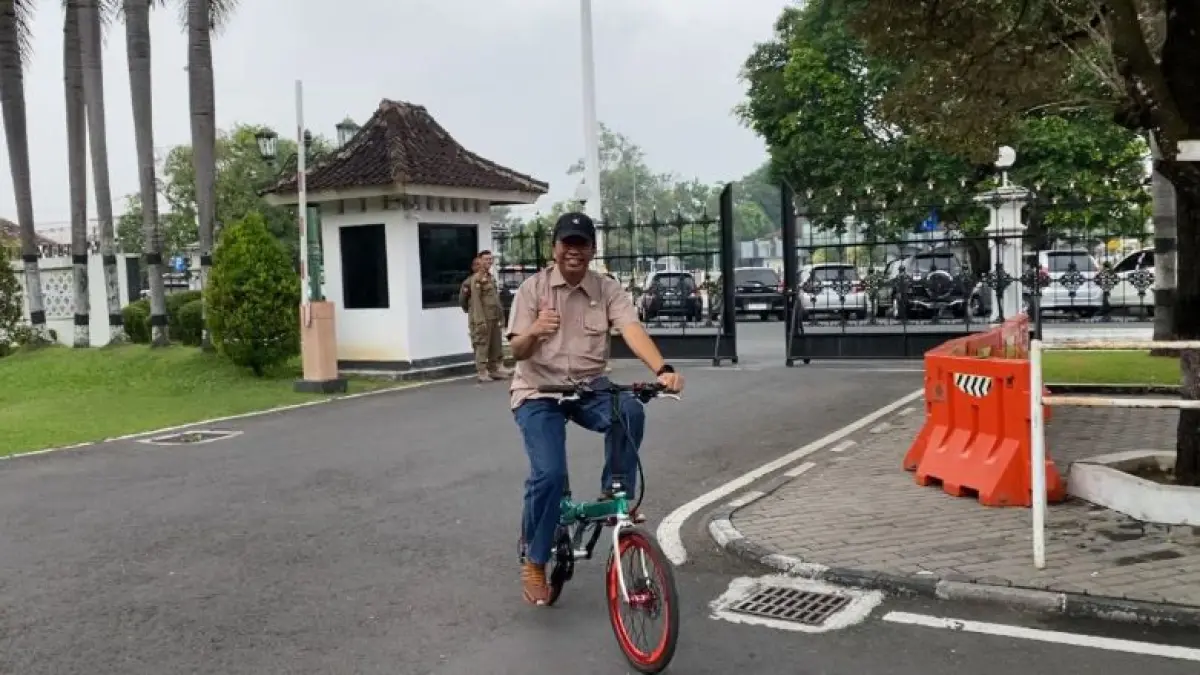 RAMAH LINGKUNGAN: Salah satu ASN di Pemkab Bantul sedang menggunakan sepeda saat berangkat ke kantor. (Cintia Yuliani/Radar Jogja)