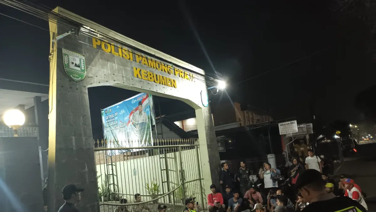 Sejumlah pedagang kaki lima (PKL) di kawasan Alun-alun Pacasila berkumpul di depan markas Satpol PP Kebumen. Mereka tak terima atas tindakan petugas mengangkut barang dagangan secara paksa. (M Hafied/Radar Jogja)