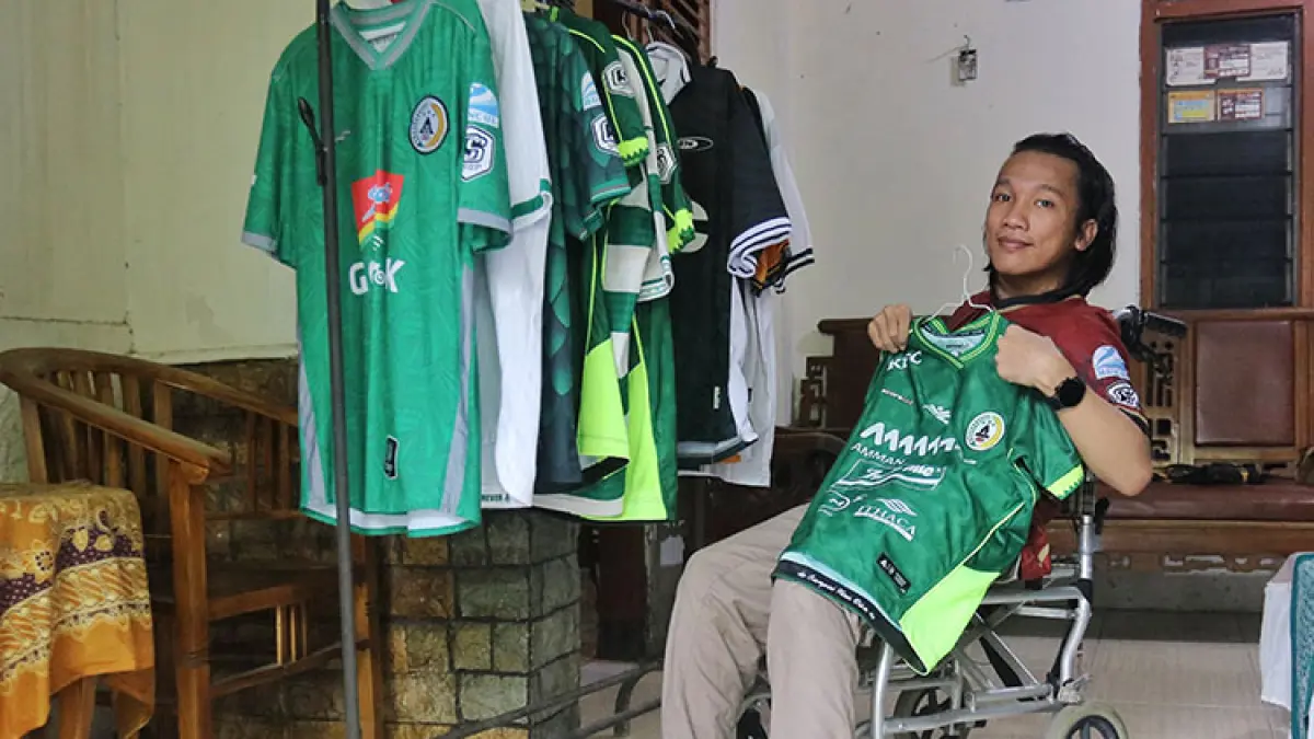 SETIA: Keterbatasan fisik tak menghalangi semangat Irvan Hidayat Putro untuk bisa memberikan dukungan langsung kepada PSS Sleman dengan hadir ke stadion. (Foto: Elang Kharisma Dewangga/Radar Jogja)