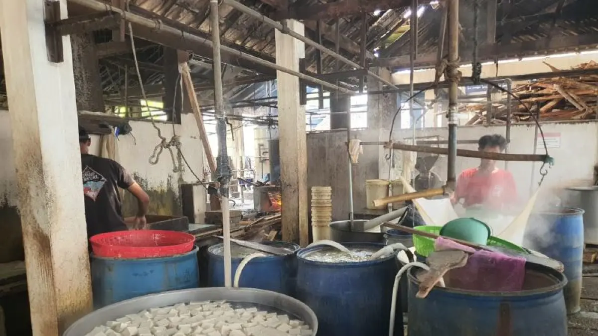 TERDAMPAK: Rumah produksi tahu milik Agung Gunawan di Padukuhan Sumbermulyo, Kepek, Wonosari. Imbas dari kenaikan kedelai, takaran produksi harus dikurangi. (Yusuf Bastiar/Radar Jogja)