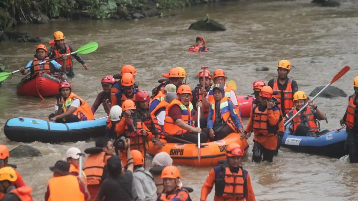 Uji coba pengembangan Sungai Code menjadi jalur olahraga ekstrem arungjeram dan susur sungai, Jumat (22/5). (Guntur Aga/Radar Jogja) 