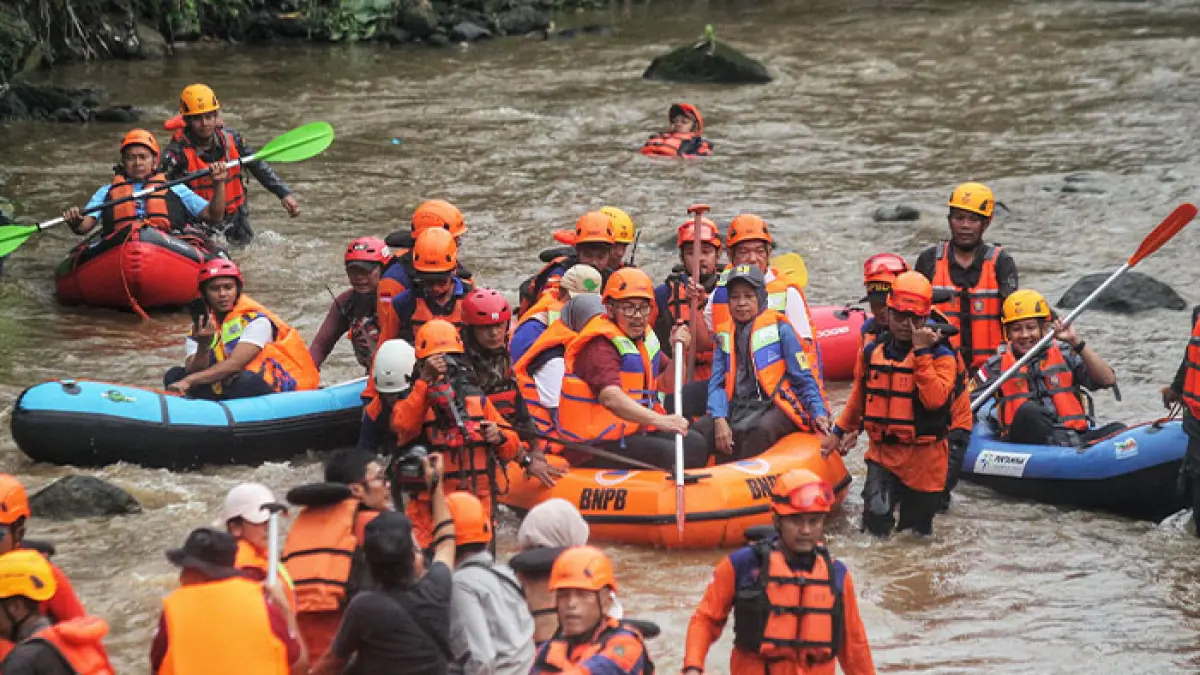 UJI COBA: Wali Kota Jogja Hasto Wardoyo (tengah) mengikuti kegiatan susur Sungai Code, Kota Jogja, Jumat (22/5). (Guntur Aga Tirtana/Radar Jogja)