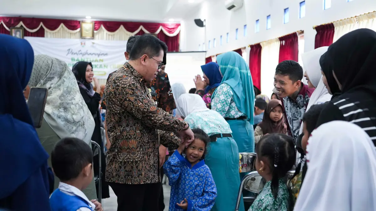 Wali Kota Magelang saat menyerahkan bantuan kepada para siswa di Aula Disdikbud, Kamis (21/5).