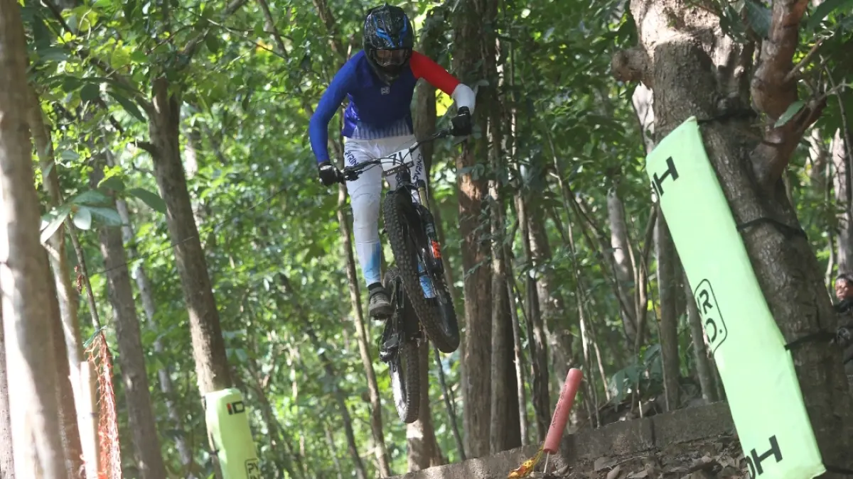 Downhiller beraksi dalam Seeding Run 76 Indonesian Downhill di Bantul&nbsp;