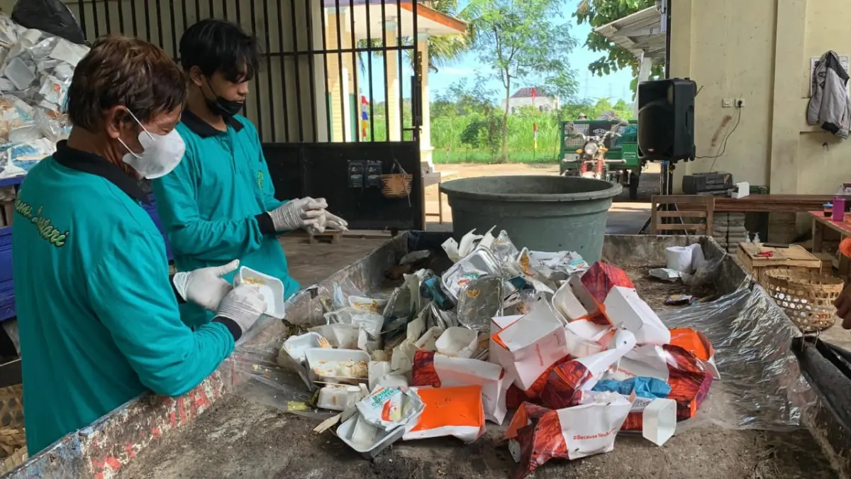 MANDIRI: Petugas TPS3R di Kalurahan Kulwaru, Kapanewon Wates saat mengelola sampah. (ANOM BAGASKORO/RADAR JOGJA)
