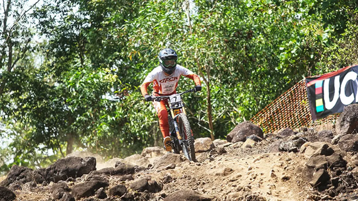 Pembalap sepeda mengikuti 76 Indonesian Downhill 2026 seri perdana di Bukit Hijau Bike Park, Bantul, kemarin (24/5). Gelaran 76 Indonesian Downhill tahun ini dirancang dengan lintasan yang lebih ekstrem dan tingkat kesulitan lebih tinggi. (Guntur Aga Tirtana/Radar Jogja)