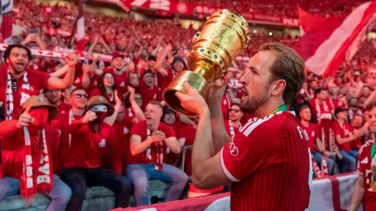 Harry Kane mencetak Hattrick saat Bayern Munich kalahkan Stuttgart untuk menjadi juara DfB Pokal.