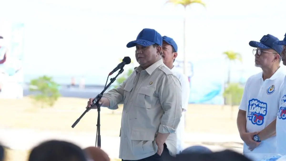 KUNJUNGAN KERJA: Presiden Prabowo Subianto menghadiri panen raya udang di BUBK Kebumen, Sabtu (24/5). Dalam kunjungan ini Prabowo sempat mengenang tempat kelahiran ayahandanya di Kebumen. (Dokumentasi Diskominfo Kebumen)