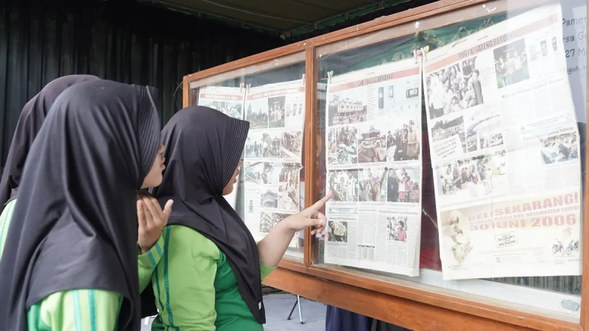 MENGENANG: Anak-anak sekolah sedang melihat pameran foto peristiwa gempa bumi 2006 silam di Potrobayan, Srihardono, Pundong. Dokumentasi Pemkab Bantul