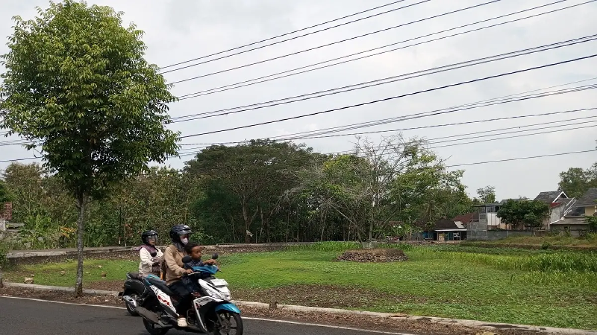 MENGERING: Salah satu telaga di Padukuhan Budegan Kalurahan Piyaman Kapanewon Wonosari terlihat sudah mengering akibat musim kemarau. Yusuf Bastiar/Radar Jogja

&nbsp;