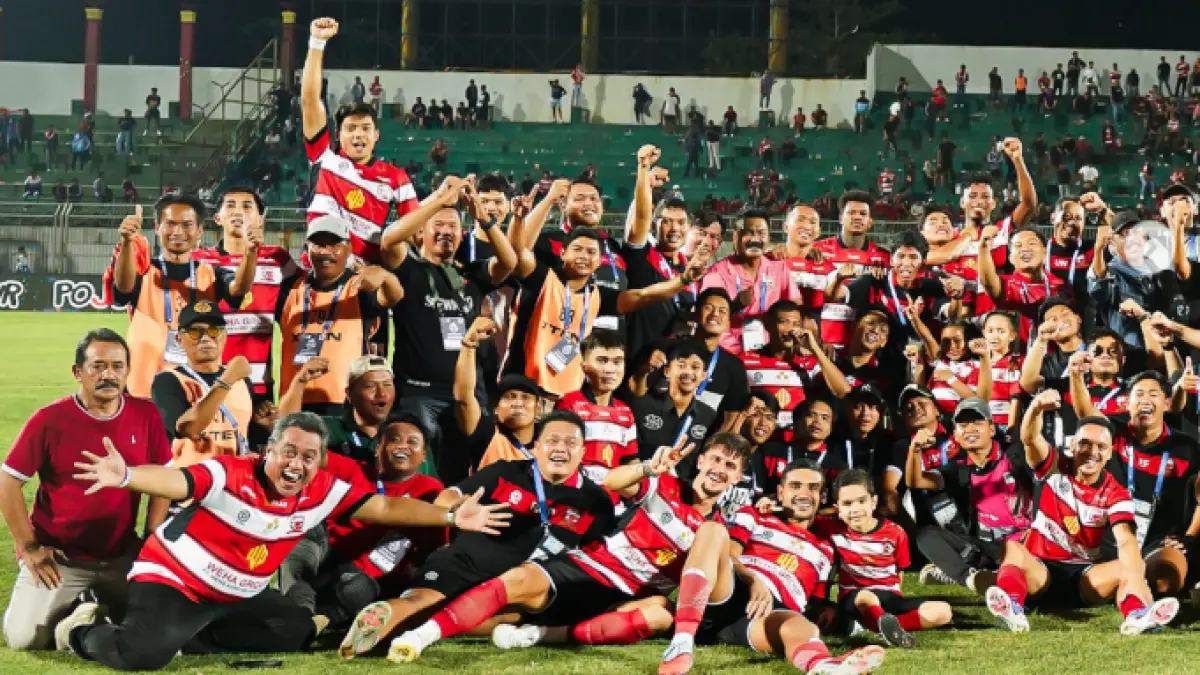 Para pemain dan offisial Madura United lakukan foto bersama setelah memastikan bertahan di Super League. (instagram)