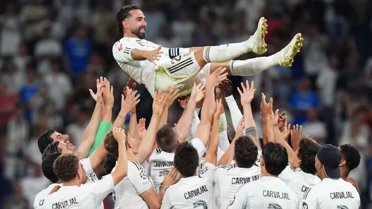 Para pemain Real Madrid mengangkat Dani Carvajal dalam pertandingan terakhirnya bersama klub. (getty images)