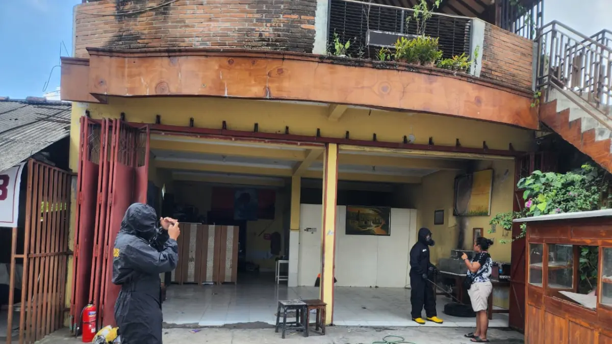 Penanganan kebakaran di rumah pemotongan ayam di Margomulyo, Seyegan, Sleman - Dokumentasi Polresta Sleman&nbsp;