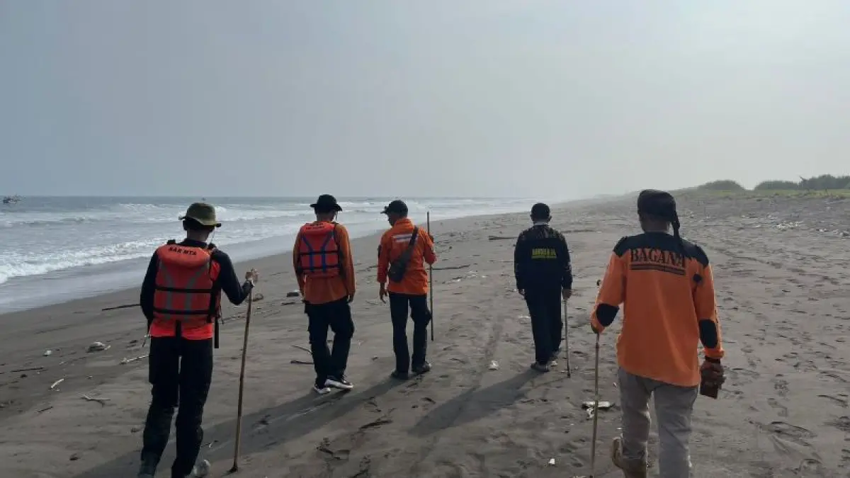 PENYISIRAN: Tim SAR melakukan pencarian terhadap seorang pelajar madrasah yang dilaporkan hilang setelah terseret ombak Pantai Entak di Kecamatan Ambal. (Dokumentasi Basarnas Cilacap)