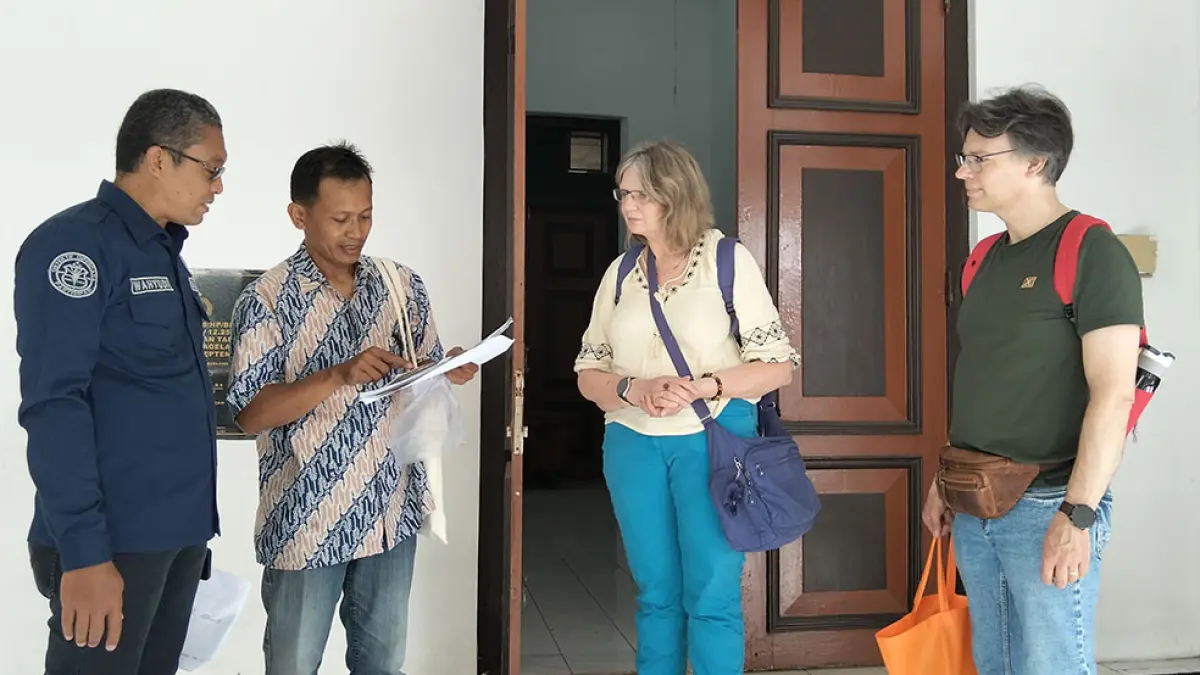 PERJUANGAN: Elsbeth ditemani suaminya saat menyelami jejak hidup kakek buyutnya di Kota Magelang. NAILA NIHAYAH/RADAR JOGJA
