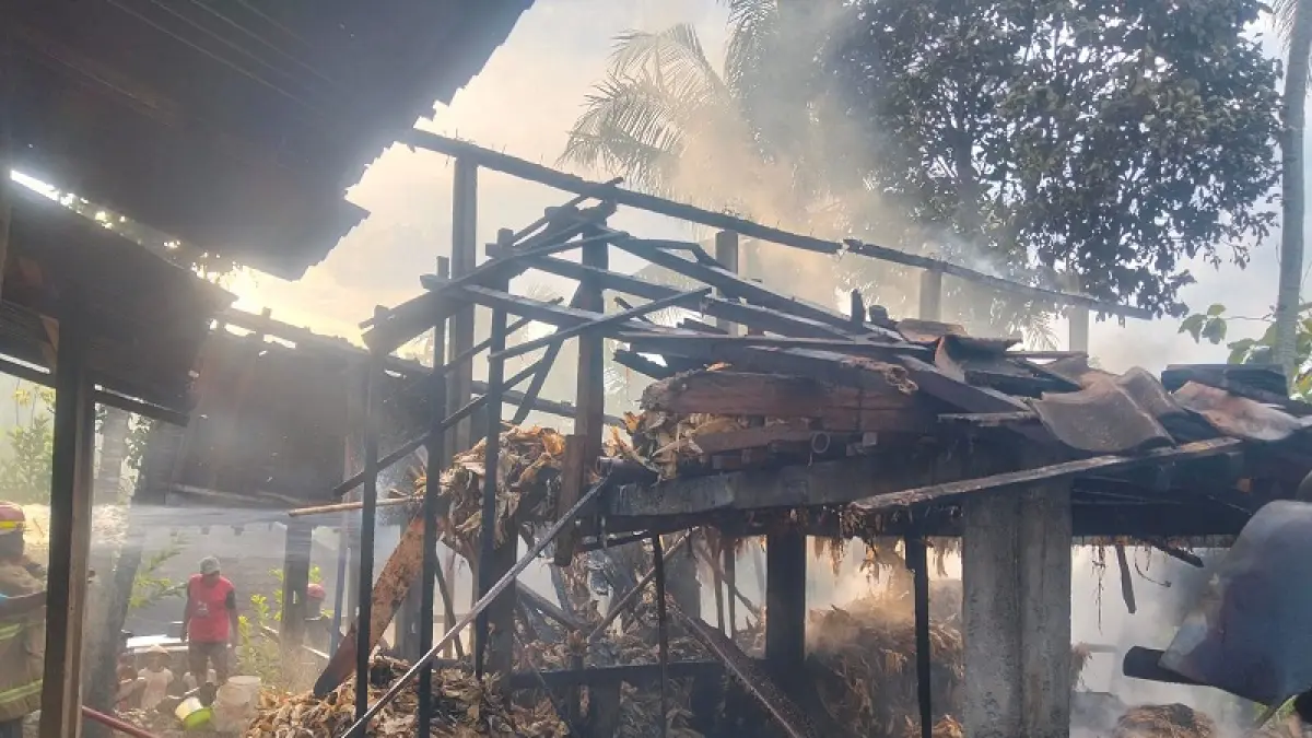 Personel Damkarmat Gunungkidul sedang memadamkan api yang melahap kandang sapi milik warga Kalurahan Dadapayu Kapanewon Semanu pada Sabtu (23/5/2026). Dokumentasi/Damkarmat Gunungkidul