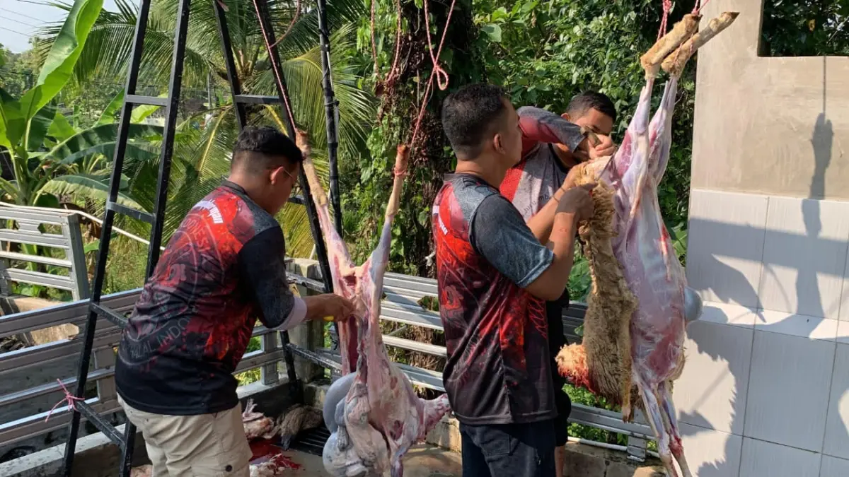 PRAKTEK: Personel Juleha memberikan contoh cara membersihkan kulit dari kambing - ANOM BAGASKORO/RADAR JOGJA