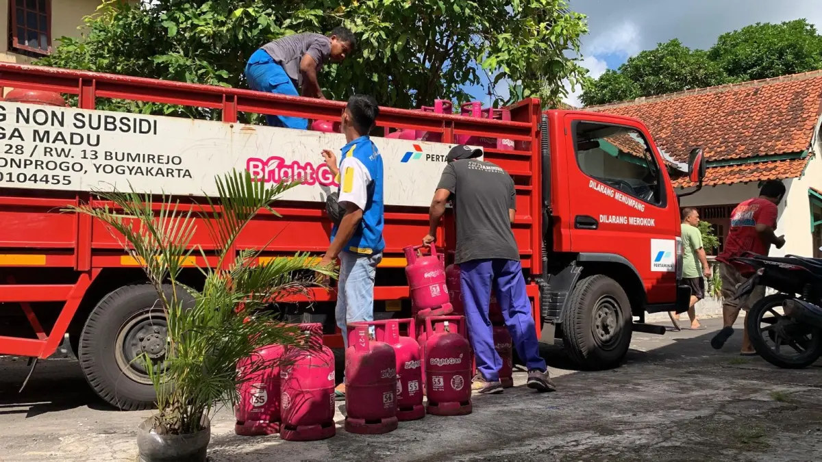 RAPI: Petugas dari Agen LPG menurunkan tabung gas di depan pelataran pangkalan - ANOM BAGASKORO/RADAR JOGJA