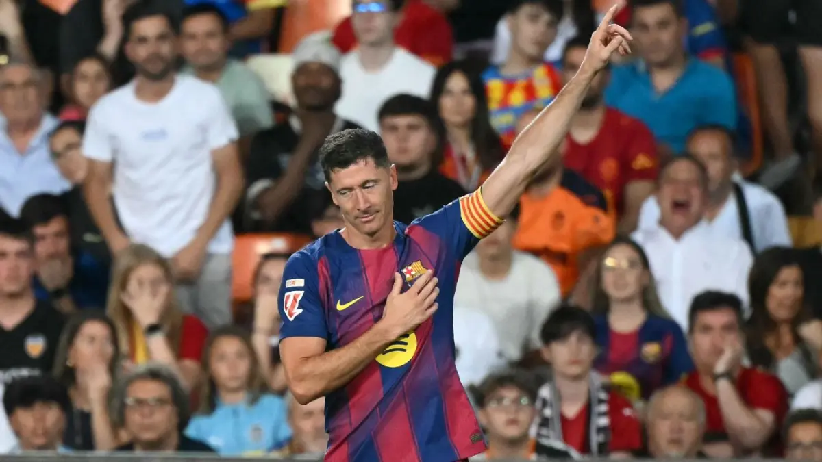 Robert Lewandowski cetak gol perpisahan dalam kekalahan 1-3 Barcelona atas Valencia di La Liga.