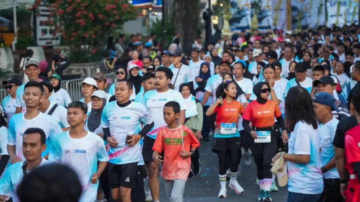 SEMARAK: Ribuan pelari memadati kawasan alun-alun untuk mengikuti Tidar Borobudur 10K, Minggu (24/5). (Dokumentasi Prokompim Kota Magelang)