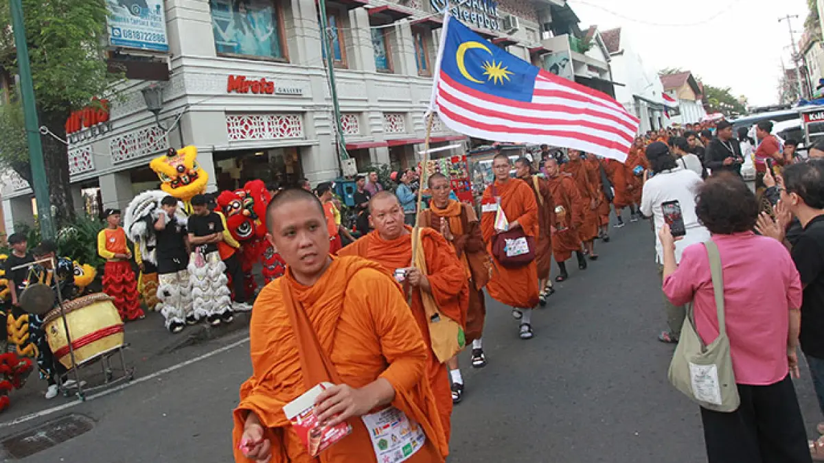 PERJALANAN SPIRITUAL: Puluhan Biksu berjalan kaki saat melakukan ritual Thudong dalam rangkaian Indonesia Walk for Peace 2026 di kawasan Malioboro, Kota Jogja, Senin (25/5). Puluhan biksu asal Thailand, Malaysia, Laos, dan Indonesia itu melakukan perjalanan spiritual menuju Candi Borobudur yang dijadwalkan tiba pada 28 Mei 2026 untuk merayakan Waisak. (Guntur Aga Tirtana/Radar Jogja)
