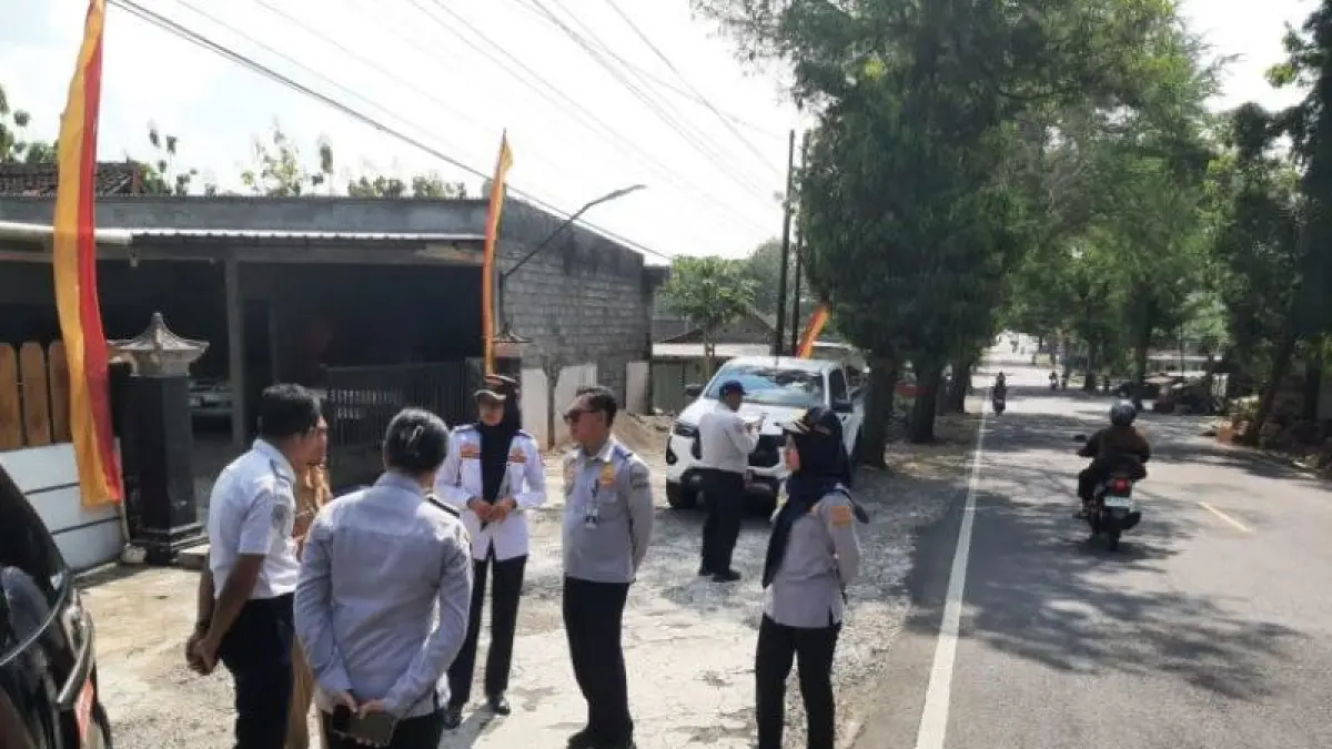 CEK JALUR: Petugas Dishub Gunungkidul bersama BPTD Kelas II DIJ sedang melakukan tinjauan langsung ke lapangan Selasa (12/5). (Dokumentasi Dishub Gunungkidul)