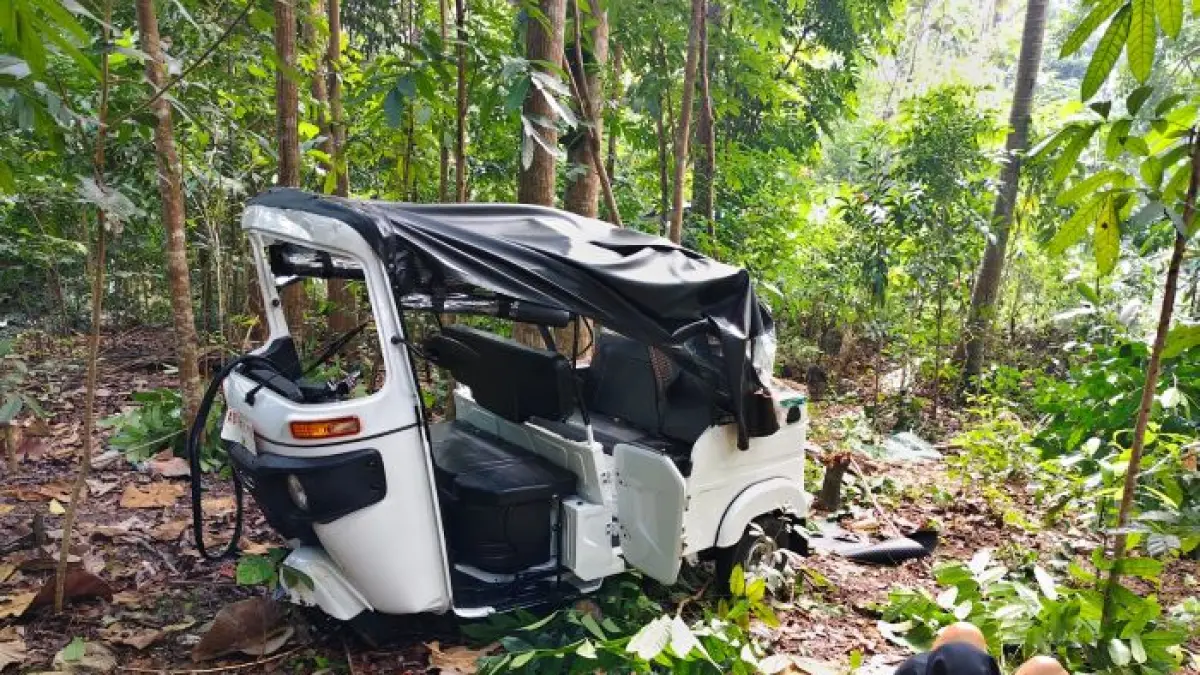 EVAKUASI: Petugas mengevaluasi bajaj di perkebunan warga Padukuhan Benyo Jati RT 1, Sendangsari, Pajangan - Dokumentasi Polres Bantul