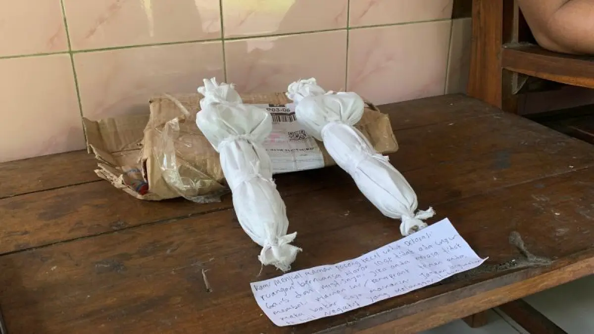 MISTERIUS: Pasutri di Kulon Progo menerima paket misterius menyerupai pocong. (ANOM BAGASKORO/RADAR JOGJA)