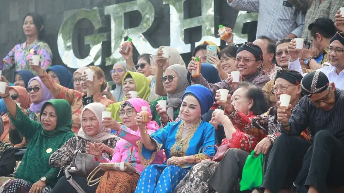MOMENTUM: Peserta minum jamu secara serentak saat mengikuti peringatan Hari Jamu Nasional di di Grha Sabha Pramana (GSP) UGM Senin (25/5). (Guntur Aga Tirtana/Radar Jogja)