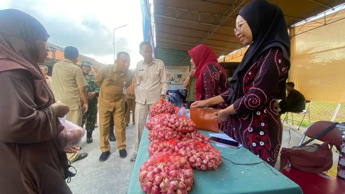 PASTIKAN AMAN: Wakil Bupati Bantul Aris Suharyanta sedang meninjau bahan pokok yang dijual di gerakan pangan murah Senin (25/5). (Cintia Yuliani/Radar Jogja)